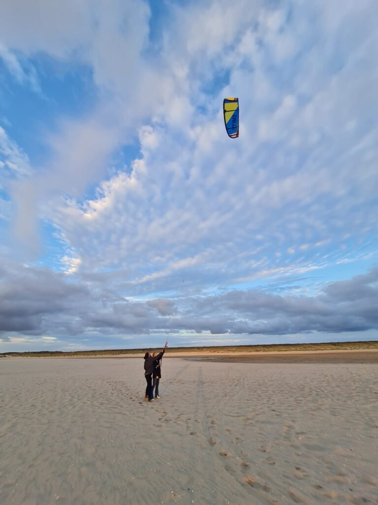 Instructor de kitesurf en playa de Málaga al atardecer